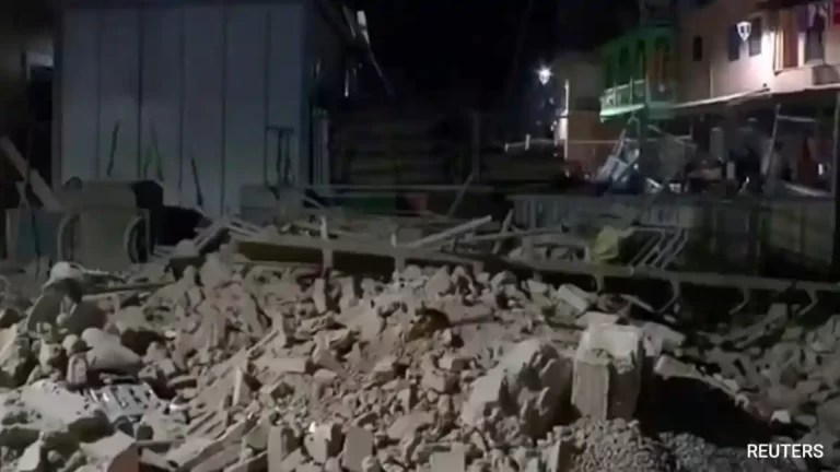 La gente se reúne en una calle de Casablanca, tras el terremoto. Terremoto en Marruecos