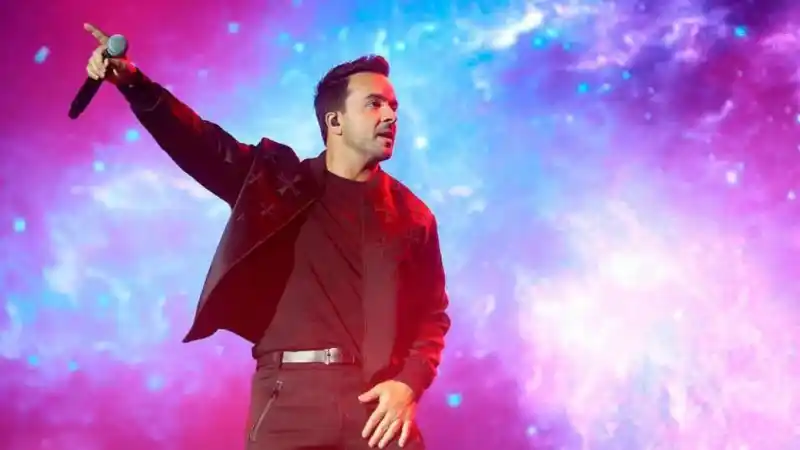 Luis Fonsi en escenario