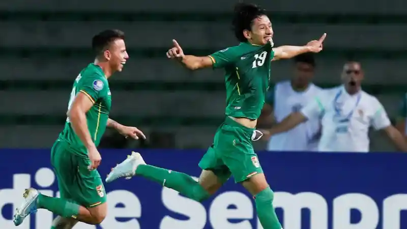 Víctor Ábrego anotando para Bolivia